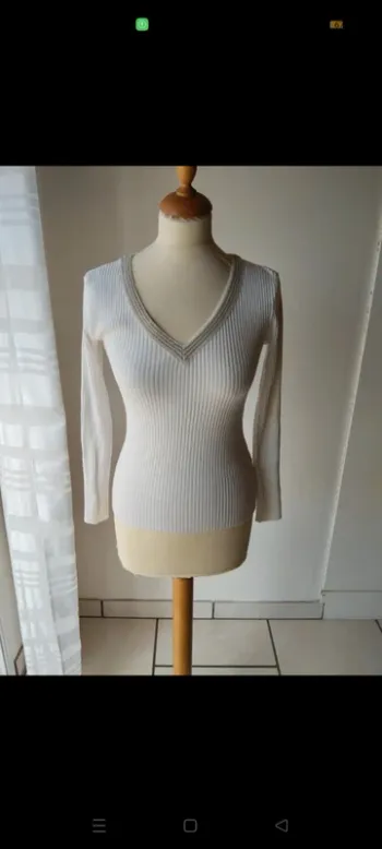 Pull col V blanc-crème avec décolleté discret en strass