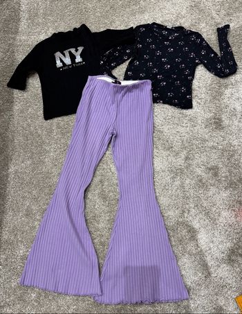 Lot comprenant pantalon à pattes d’éléphant, et deux hauts