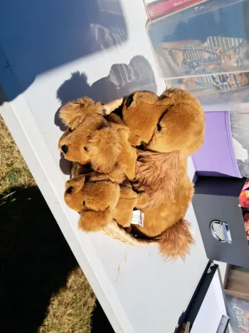 Peluches chiennes avec ses 2 chiots  dans un panier