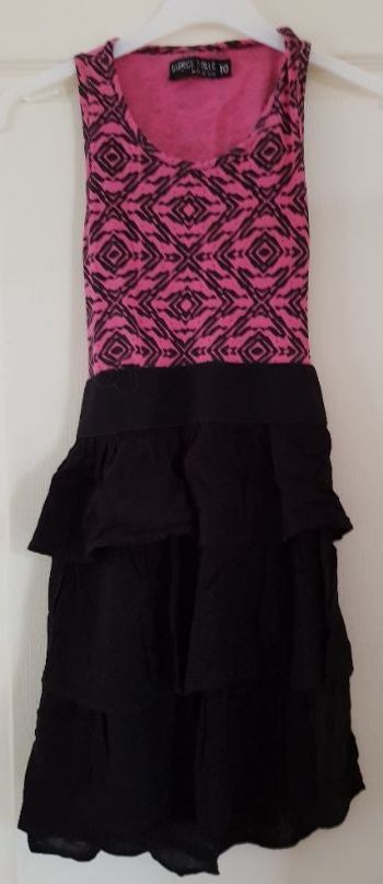 robe noire et rose, à volants et découpe dos. taille 10ans