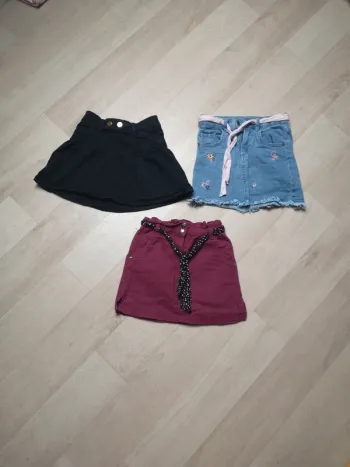 Lot 3 jupes taille 6ans