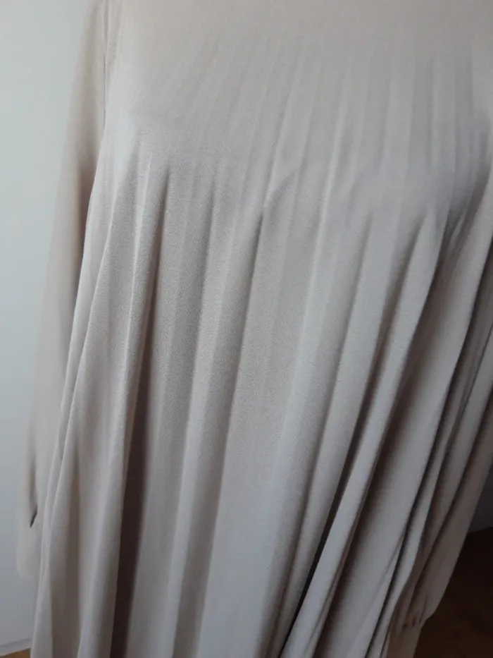 Jolie robe beige mastic légèrement plissée - photo numéro 2