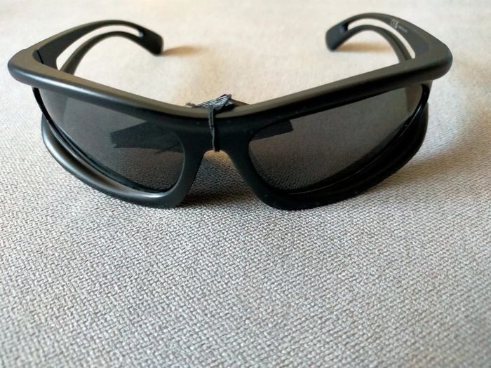 Lunettes de soleil noires – style sport et urbain - photo numéro 2