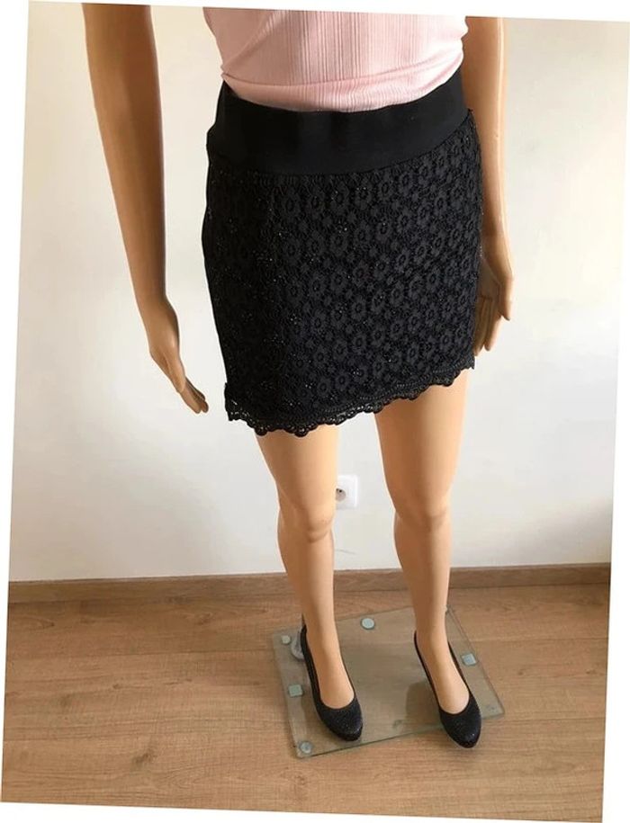 Jupe courte noire avec dentelle Elegante taille L jamais portée (taille petit) - photo numéro 2
