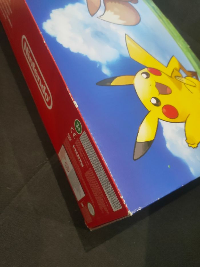 Carton de la console Nintendo Switch avec pokeball édition pokemon - photo numéro 7