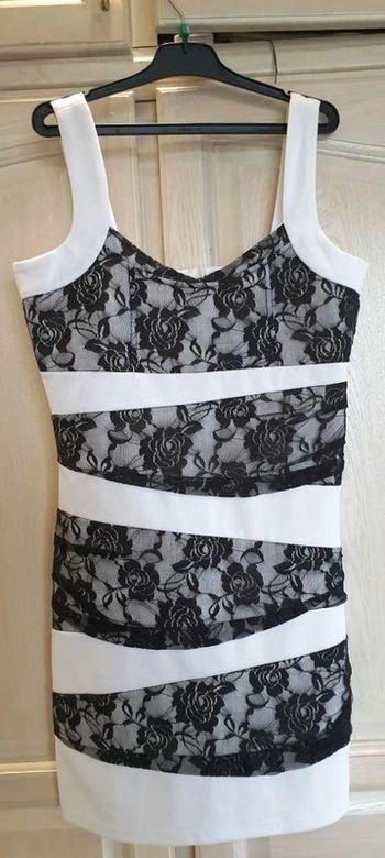 Robe blanche et dentelle noire - T.38