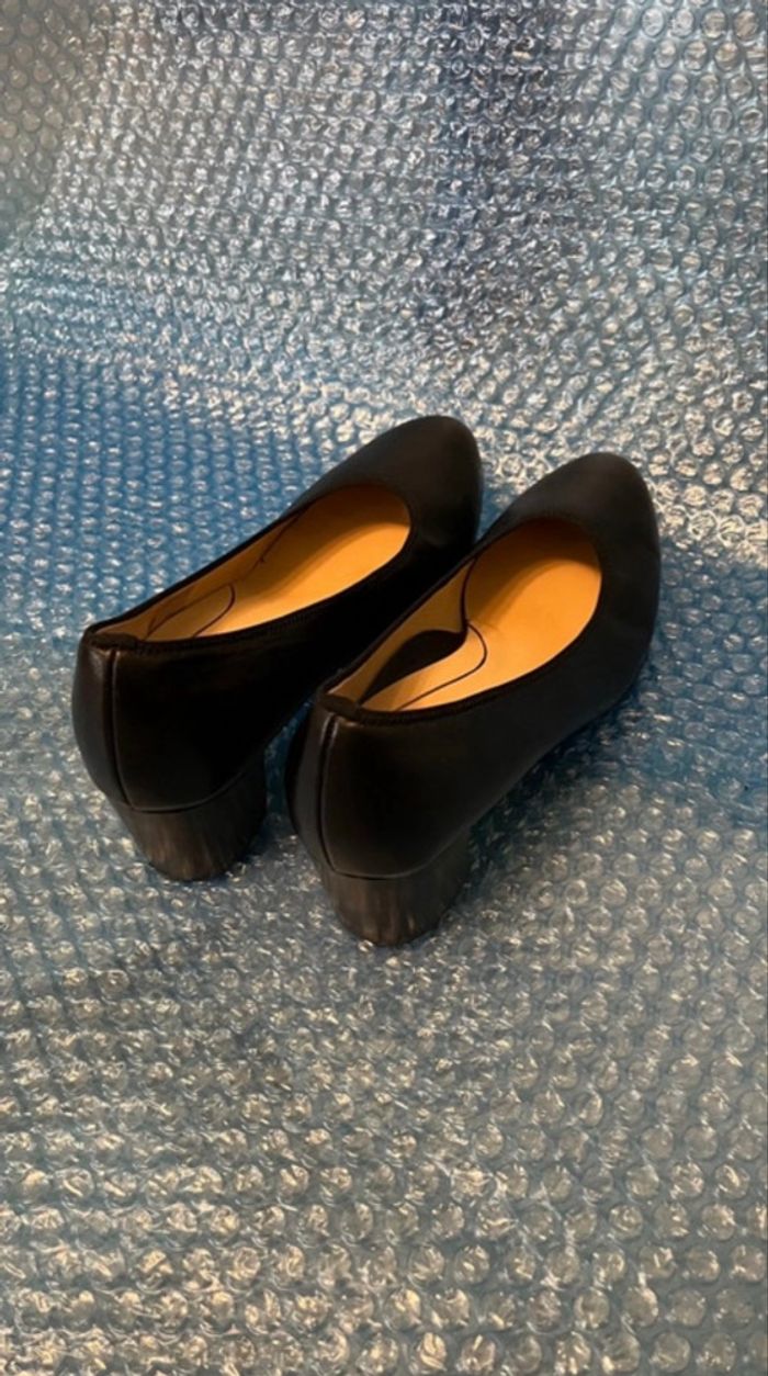 "Ara" Escarpins classiques noirs sur petits talons bottiers stables pour femmes - photo numéro 8