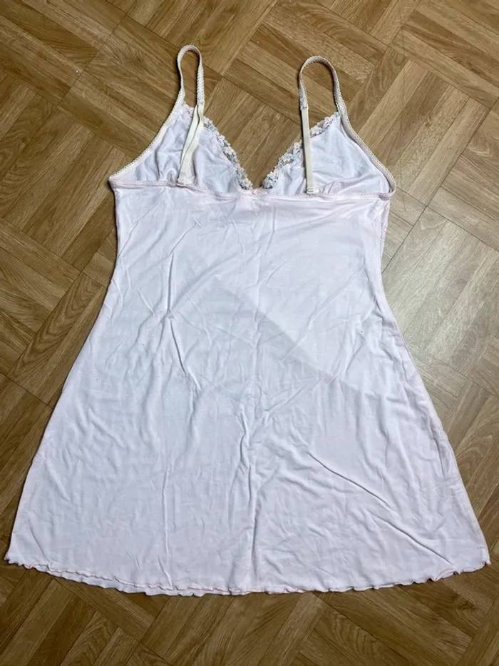 Robe nuisette à bretelles fines en dentelle brodé rose Victoria’s Secret - photo numéro 3