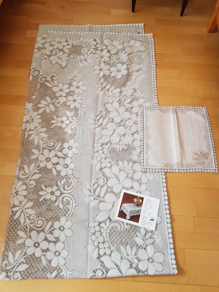 Lot de une nappe et 12 serviettes vintage