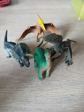 4 dinosaures