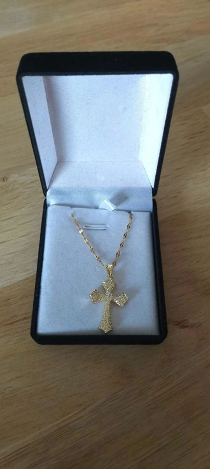 Collier croix doré