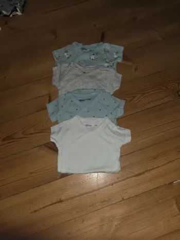 Lot de 4 bodie en coton, 3 mois.
