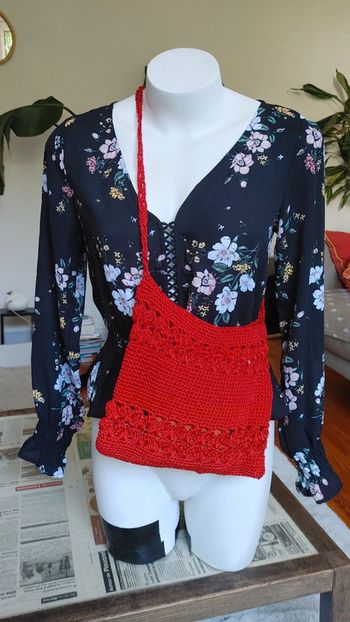 Sac bandoulière en crochet rouge fermeture à zip