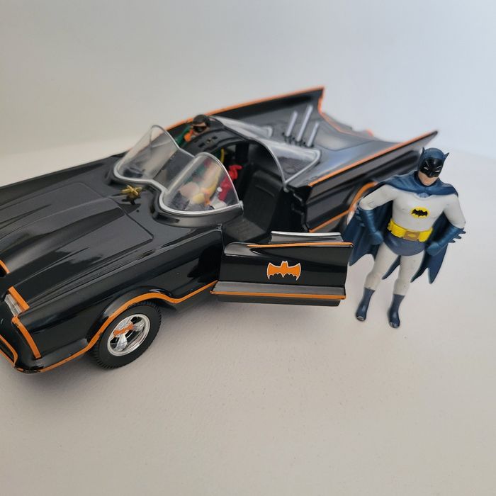 Batmobile  et 2 figurines - photo numéro 4