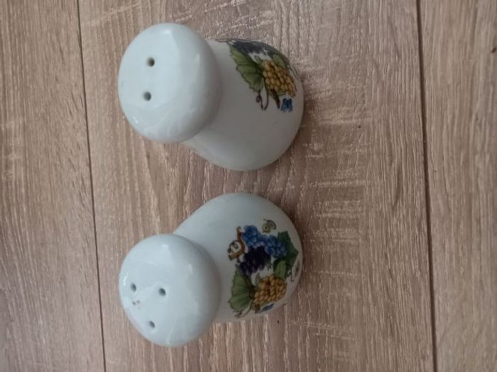 Salière et Poivrière en faience blanche sans marque - photo numéro 2