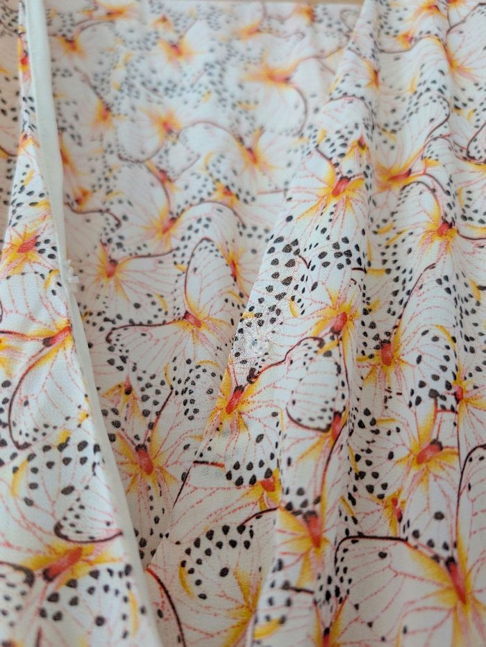 Robe estivale à volant
Look romantique, bohème 
Imprimé fleuri, couleur beige abricot
Taille 38 M
Très bon état - photo numéro 8
