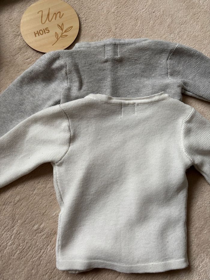 2 gilets Kiabi taille 1 mois - photo numéro 3