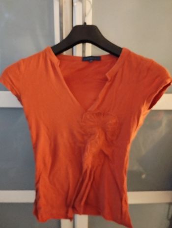 T shirt asymétrique avec jolie fleur brodée devant