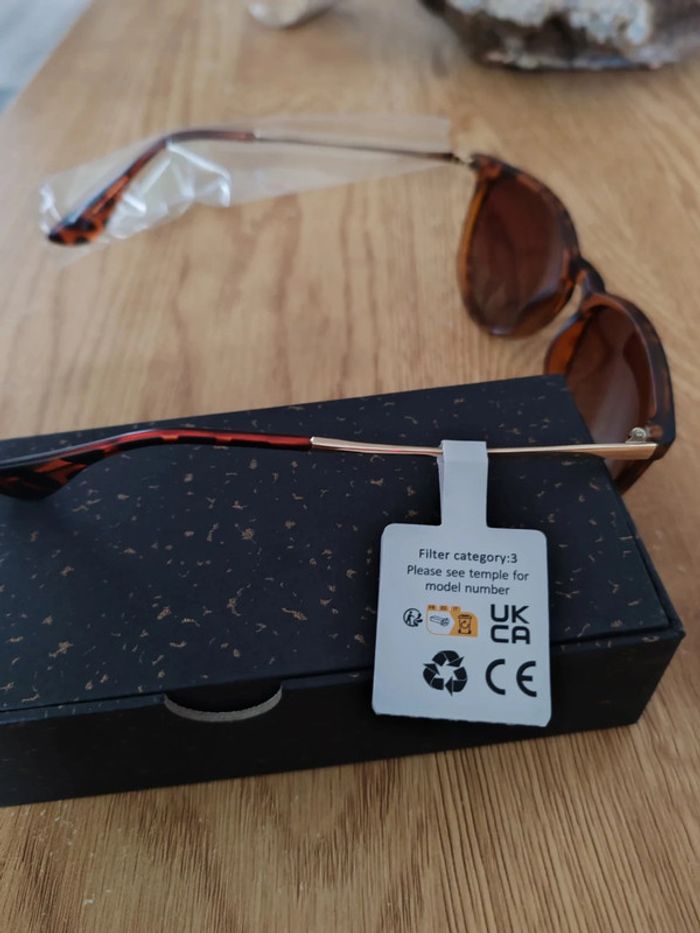 Lunette Fashion Kunchu Zebra Claire catégorie UV3 neuf sous blister et boite. - photo numéro 4