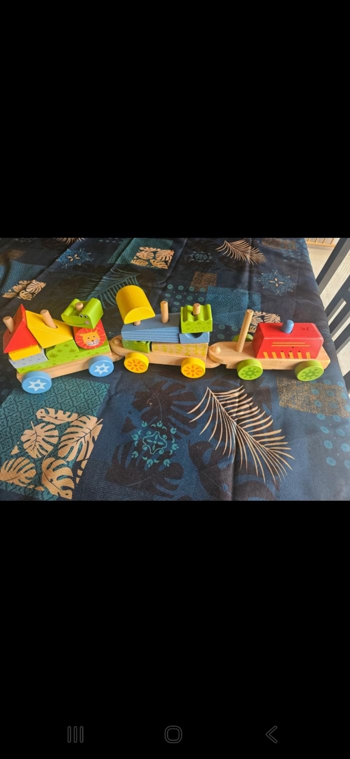Train en boisTrain en bois
Fonctionne parfaitement (effet sonore sur le 1er wagon)
Plusieurs morceaux en bois à assembler - photo numéro 2