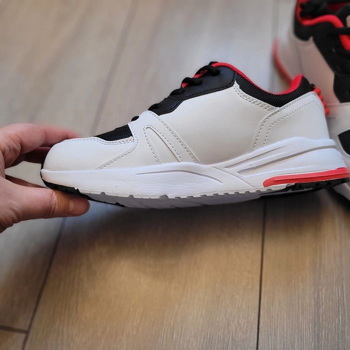 Baskets blanche noir et rouge. Modèle Ramp up B GS. Taille 37.5 ( 5Y). Marque Champion - photo numéro 3