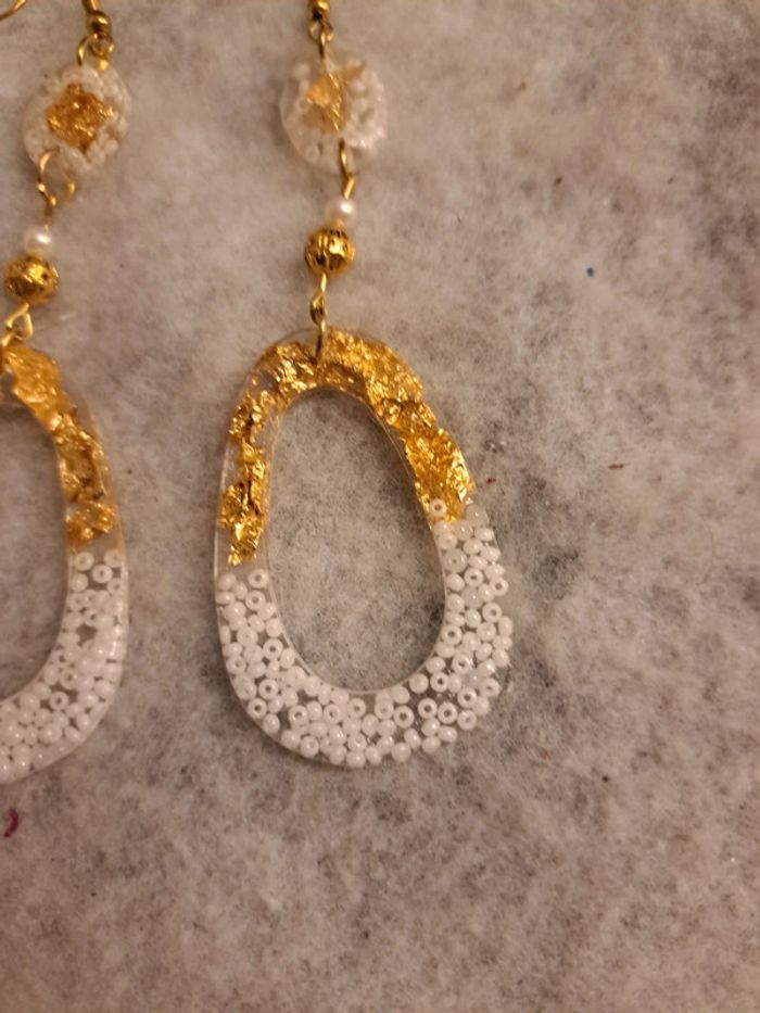 Boucles d'oreilles pendante en résine blanche et doré - photo numéro 6