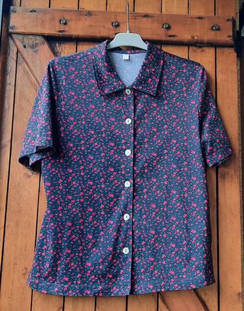 Chemise noire à fleurs rouges, taille 40