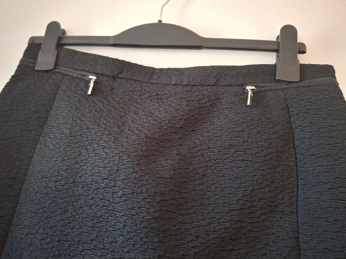 Jupe trapèze noir reliefs "crêpe" - taille 40/42 - photo numéro 2