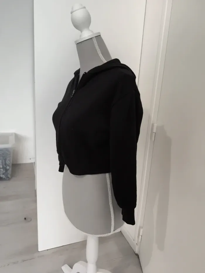 Gilet noir à capuche court - photo numéro 2