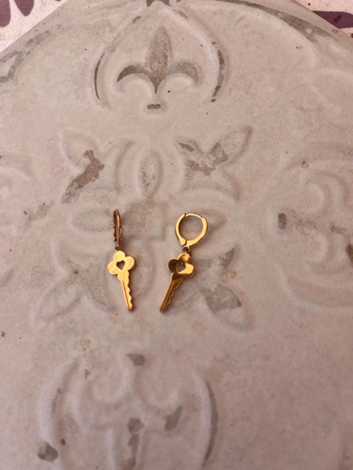 Une boucle d’oreilles clé (unité) - photo numéro 2