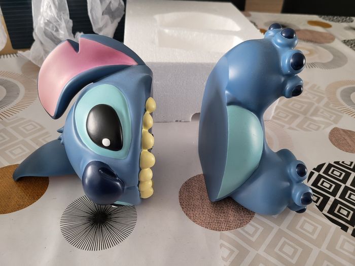 Statue / figurine disney showcase collection serre livre stitch