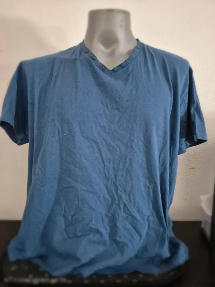 T-shirt homme bleu en coton, en excellent état. Taille XXL