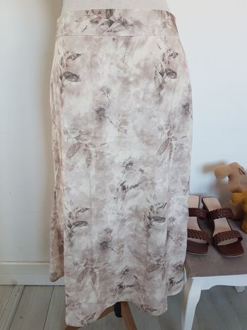 Jupe mi-longue tons beiges neuve avec étiquette. Dazy Designer. T42, tour taille 78cm, haut 80cm.