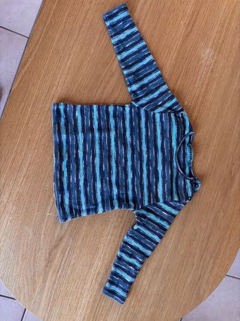 Pull léger bleu ligné