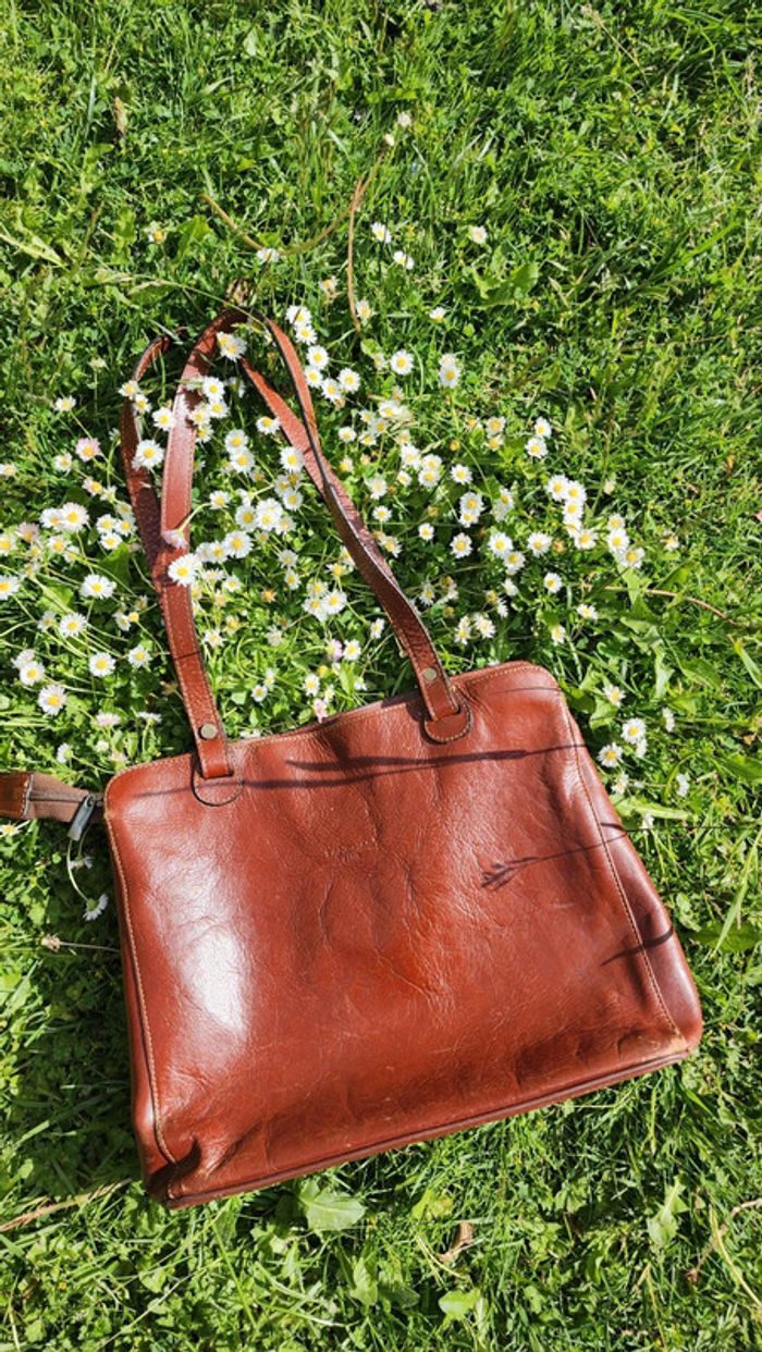 Adorable sac à main porté epaules en cuir vintage