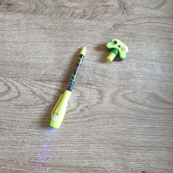 📚 Crayon bille décoration manette lumière #emyfleury_scolaire - photo numéro 2