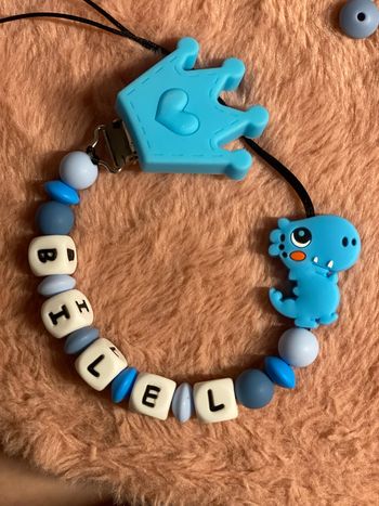 Attache tétine dino