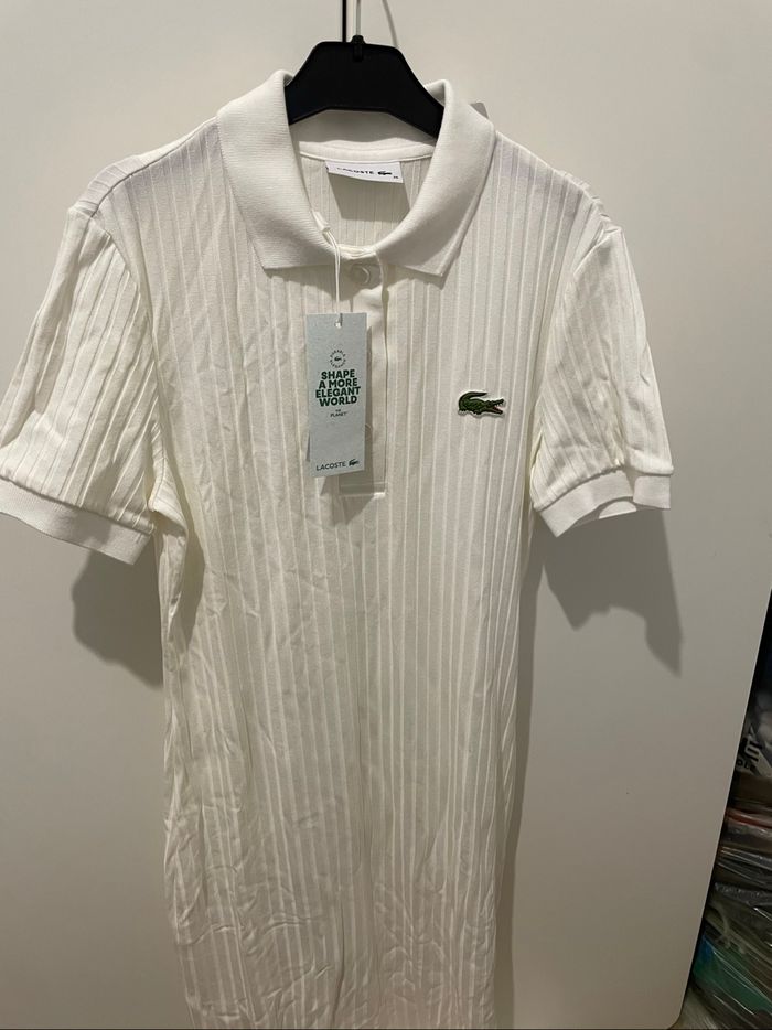 Robe Lacoste
