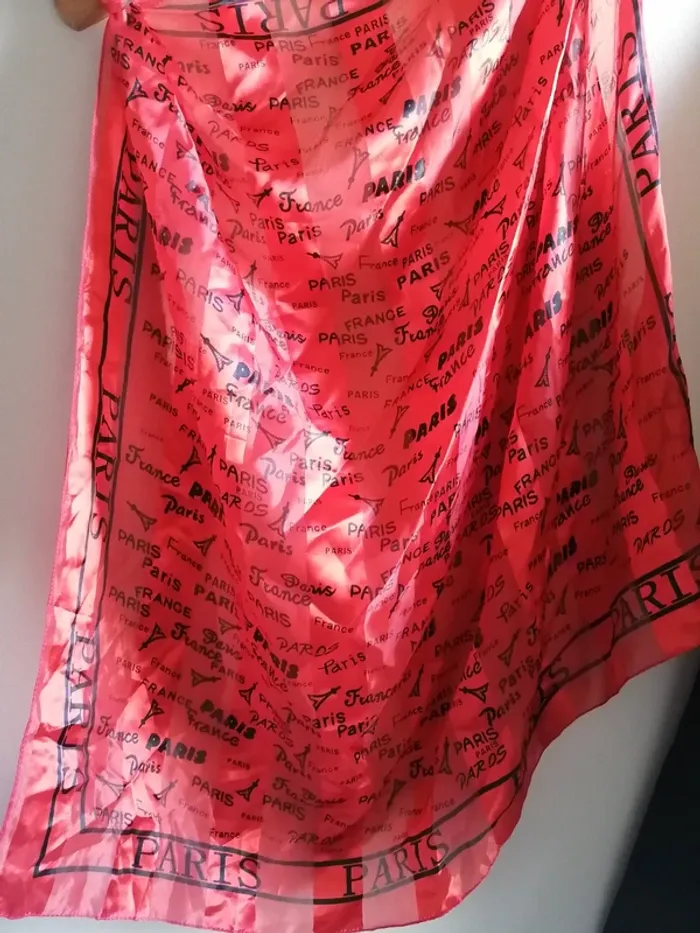 Foulard carré Paris rouge et noir