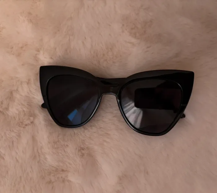 Lunettes de soleil noires forme papillon - photo numéro 2