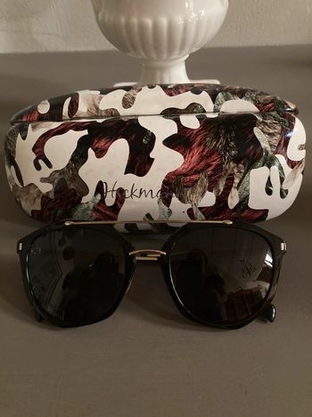 Lunettes de soleil  avec étui