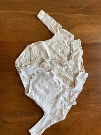 Lot de 3 bodies Kiabi taille 1 mois bon état