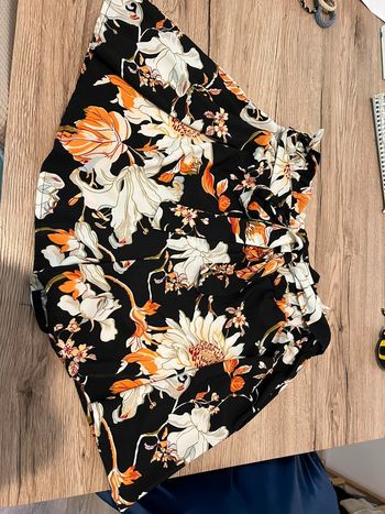 Short fleuri orange noir et blanc
