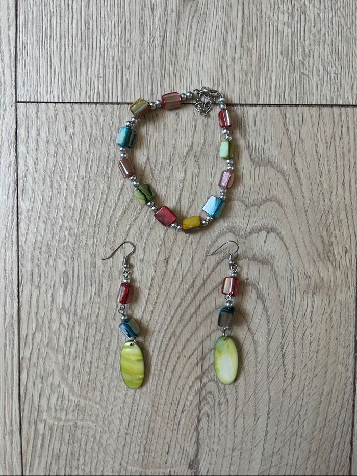 Ensemble boucles d'oreilles et bracelet multicolore