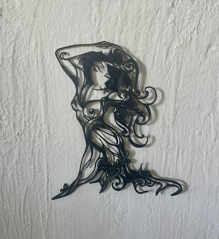 Art Mural Femme au Vent