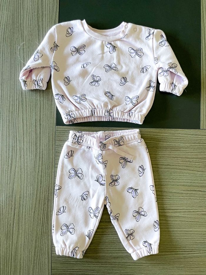 Ensemble Primark sweet et jogging papillons bébé fille taille 3-6 mois - photo numéro 1