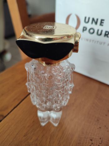 Flacon de parfum vide fame.