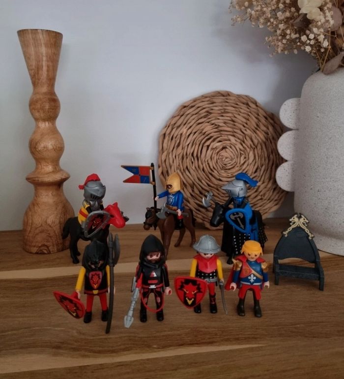 Lot de chevaliers 
+ accessoires 
Playmobil 
Très bon état - photo numéro 2