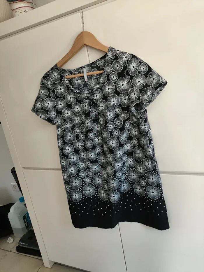 Blouse noire à motifs floraux – Taille 40 – Très bon état