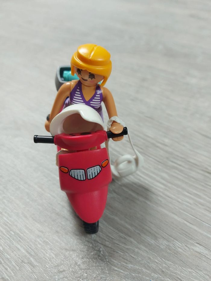 Playmobil vacancière avec scooter